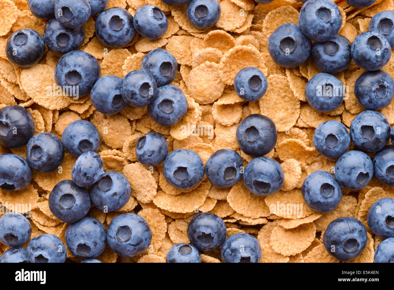 L'alimentation : muesli multigrains et les bleuets, gros plan, arrière-plan d'aliments sains Banque D'Images