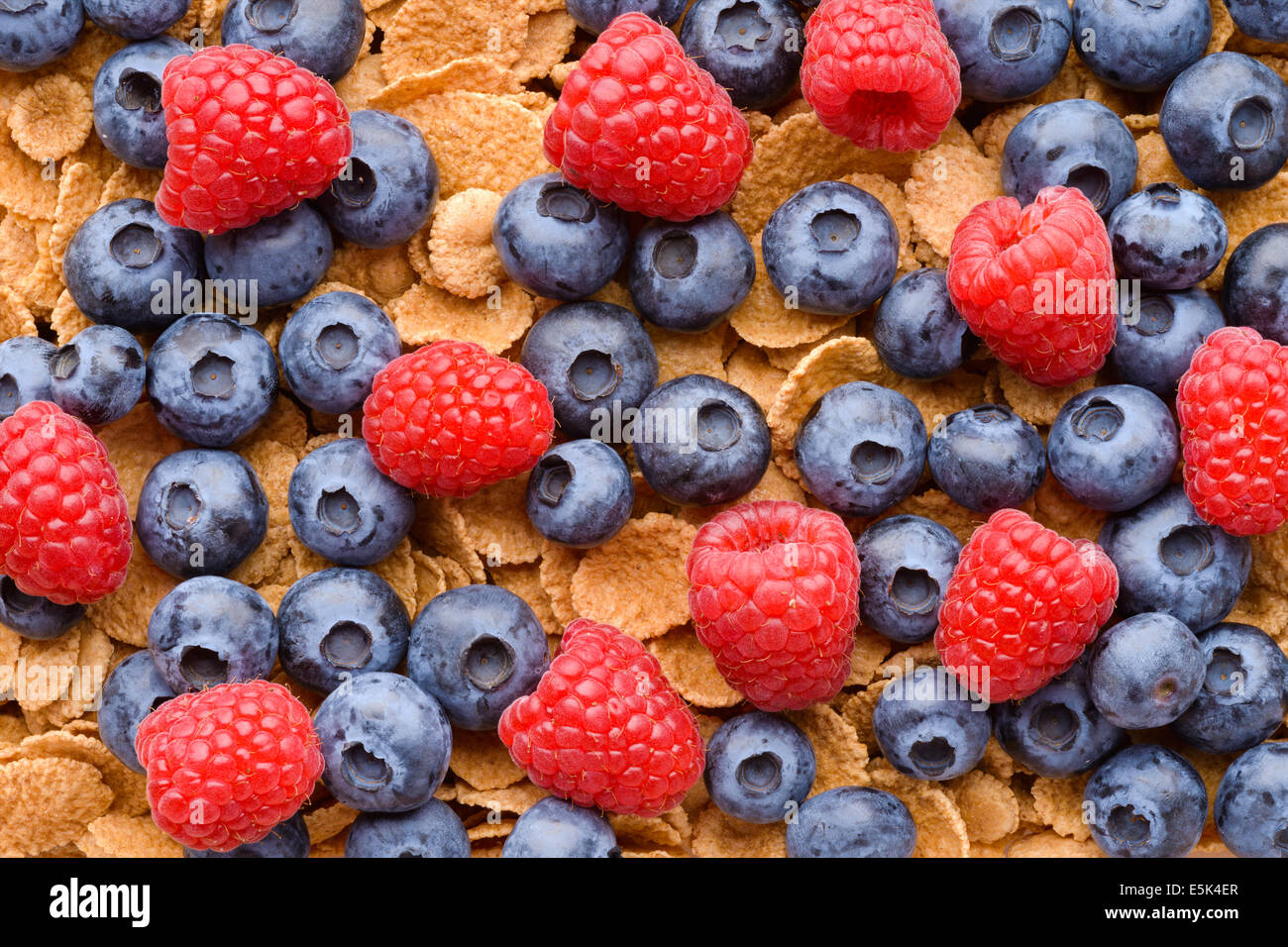 L'alimentation : muesli multigrains avec bleuets et framboises gros plan, arrière-plan d'aliments sains Banque D'Images