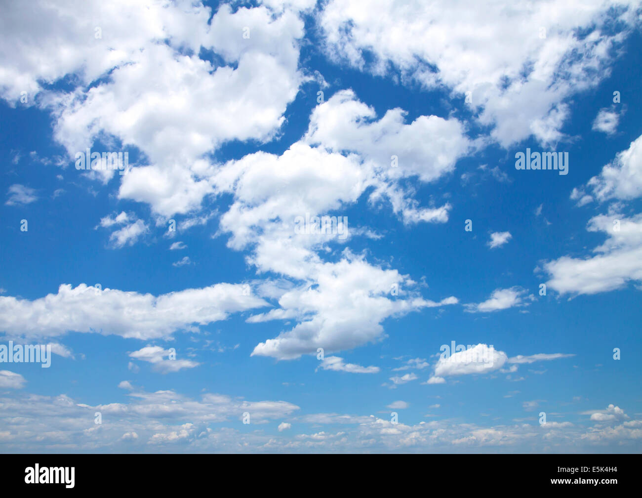 Ciel bleu avec des nuages close up fond naturel. Banque D'Images