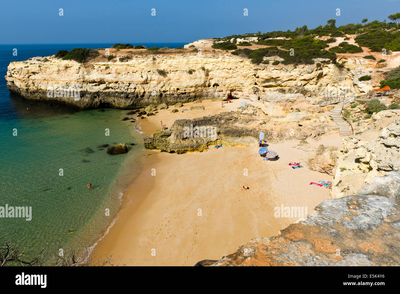 Plage de Praia de Albandeira et de formations rocheuses Algarve Portugal Banque D'Images