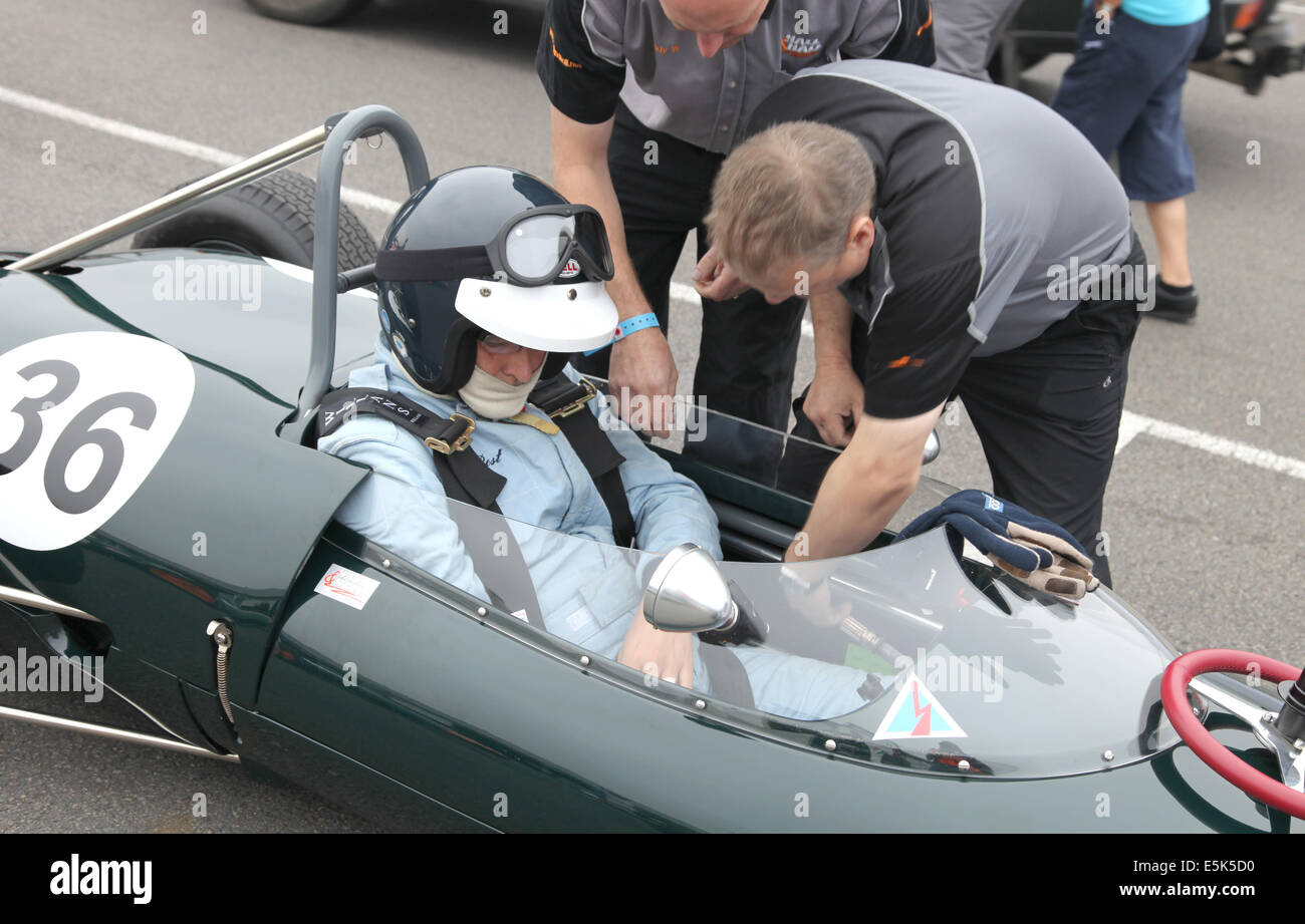 L'action au Silverstone Classic 2014. La plus grande voiture de sport classique et de course. Banque D'Images