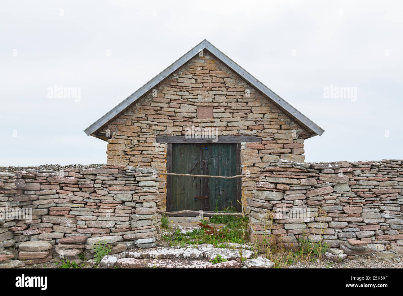Ancien hangar à bateaux avec de hauts murs en pierre Banque D'Images