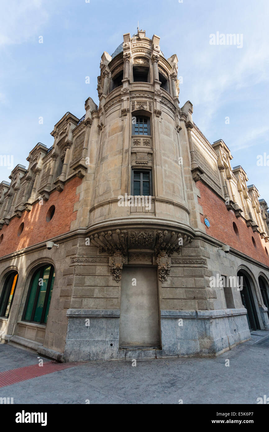Ancien bâtiment de l'Alhondiga à Bilbao dans l'ancien temps était store de vins de nos jours est un centre culturel Pays Basque Espagne Banque D'Images