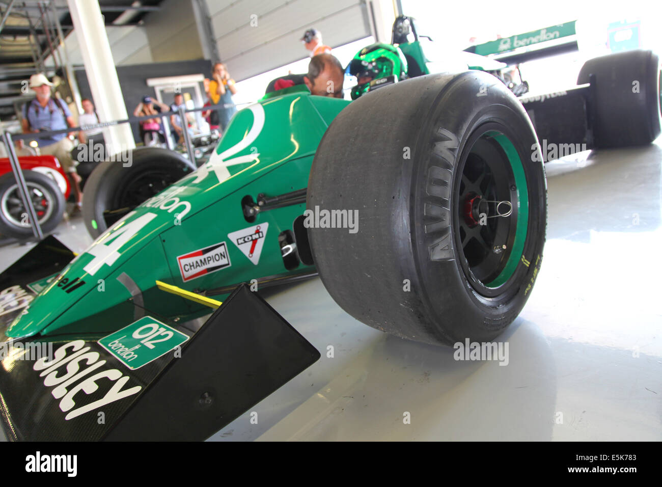 L'action au Silverstone Classic 2014. La plus grande voiture de sport classique et de course. Banque D'Images