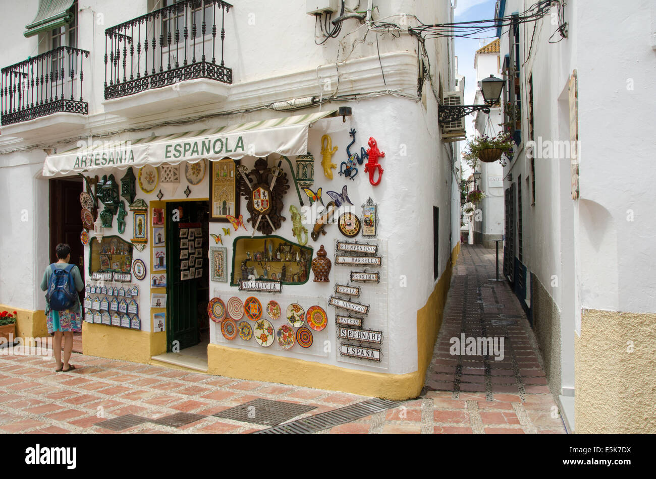 Shop dans un carré à l'extérieur de Capilla de San Juan de Dios (chapelle de Saint Jean de Dieu), Vieille Ville, Marbella, Espagne Banque D'Images