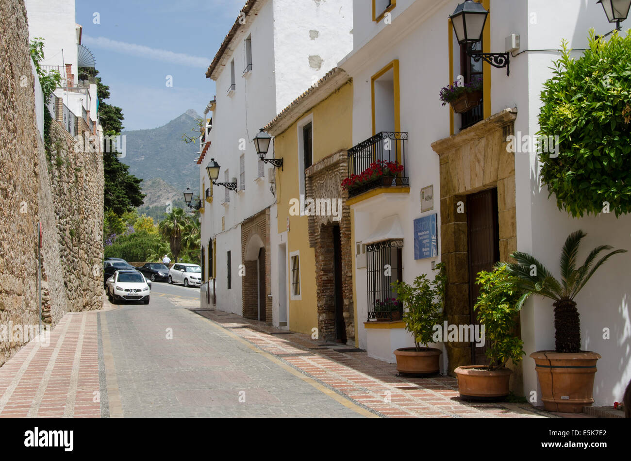 Salinas rue de la vieille ville (Casco Antiguo) à Marbella en Espagne. Banque D'Images