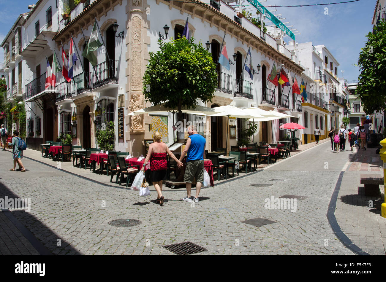 Balades en vacances au coin de Calle Chorrón et rue Calle Ancha street dans la vieille ville de Merbella, Espagne Banque D'Images