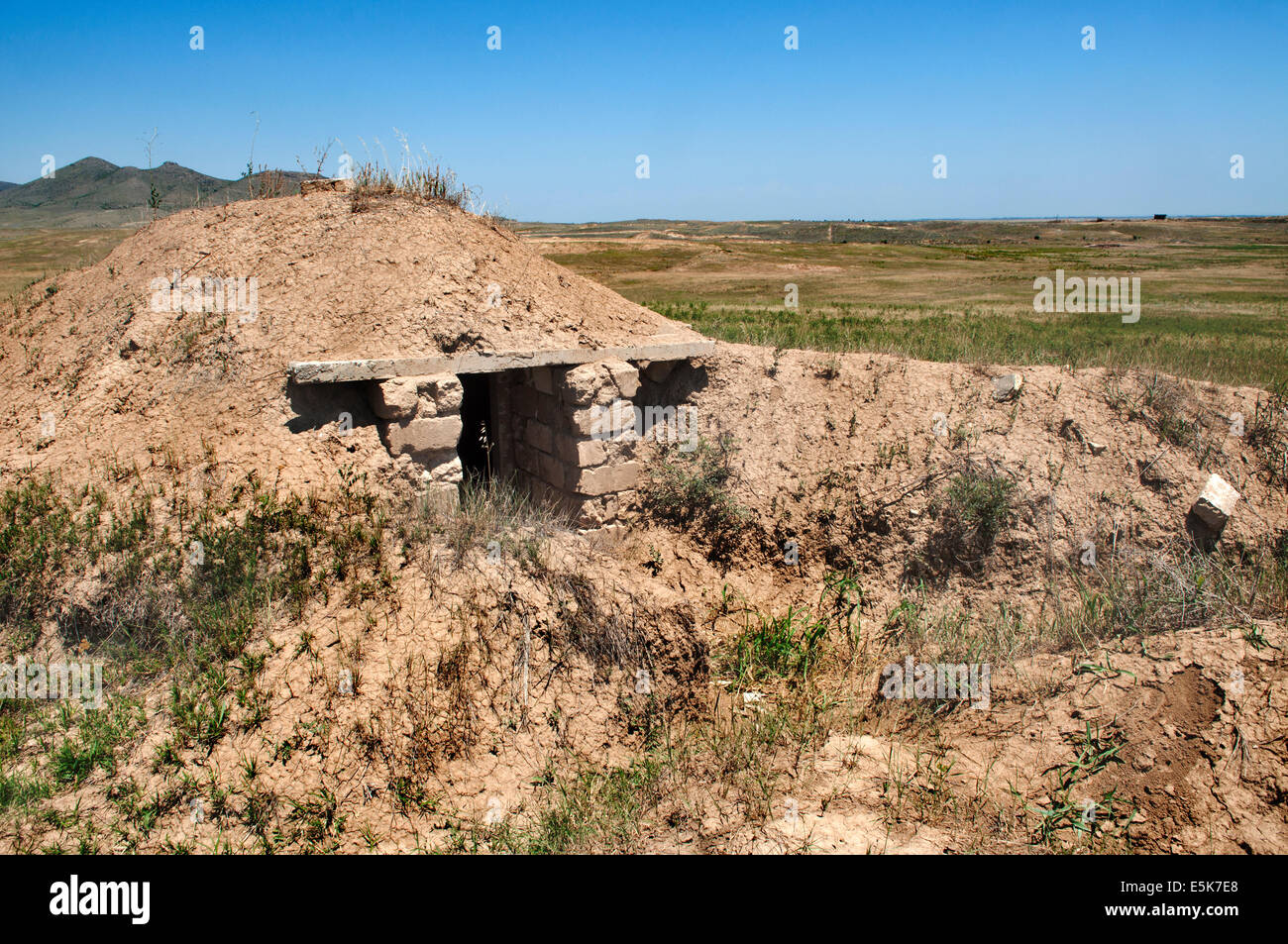 Un bunker de boue en ruine est abandonné sur la steppe d'Agdam, état non reconnu du Haut-Karabakh Banque D'Images