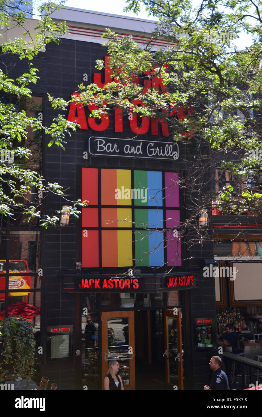 TORONTO - Le 27 juin : Jack Astor's Bar and Grill à Toronto, on voit ici le 27 juin 2014, manifeste son appui de WorldPride 2014 par d Banque D'Images