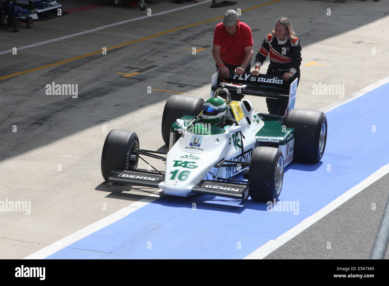 L'action au Silverstone Classic 2014. La plus grande voiture de sport classique et de course. Banque D'Images