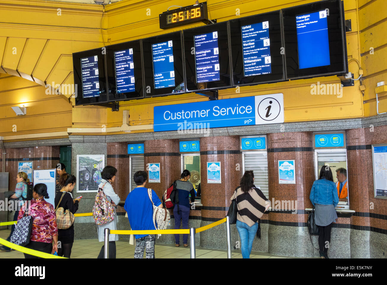 Melbourne Australia,Flinders Street Station,train,métro,service client,fenêtre,ligne,file,aide,ticket,horaire,AU140322022 Banque D'Images