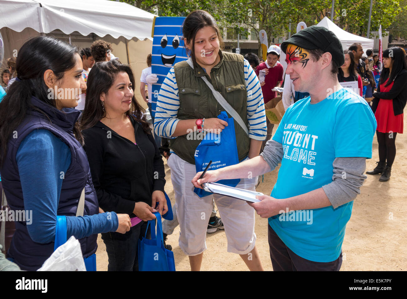 Melbourne Australie,Swanston Street,City Square,festival,Lord Mayor's Student Welcome,femme asiatique femmes,homme hommes hommes,répondre à l'enquête,demander la quête Banque D'Images