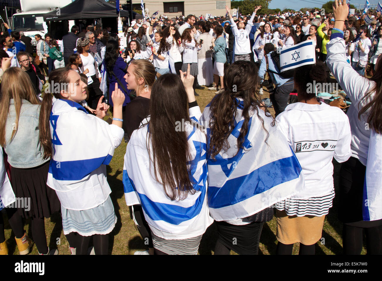 Page de Dudley, Dover Heights, Sydney, NSW, Australie. 3 août 2014. Malgré un changement de lieu de dernière minute pour des raisons de sécurité organisateurs estime qu'environ 10 000 personnes ont participé à un rassemblement pro-israélien à Dudley Page réserver à Sydney's Dover Heights quartier dans l'appui d'Israël le droit de se défendre contre les attaques du Hamas. Divers intervenants ont abordé le rallye dans le parc, qui avait un fond de la baie de Sydney, Sydney Harbour Bridge, l'Opéra et le quartier des affaires. Crédit : Copyright 2014 Richard Milnes/Alamy Live News Banque D'Images