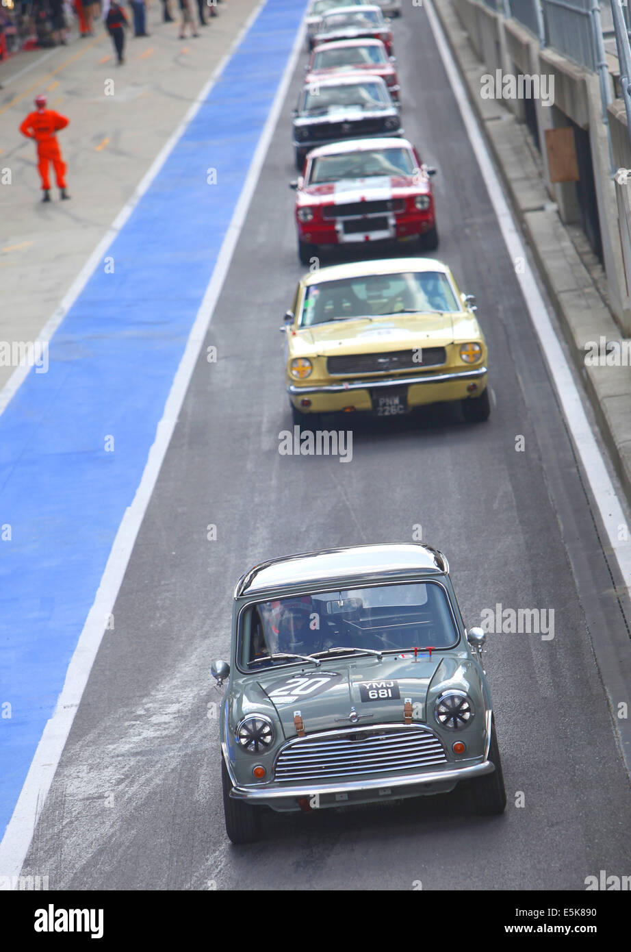 L'action au Silverstone Classic 2014. La plus grande voiture de sport classique et de course. Banque D'Images