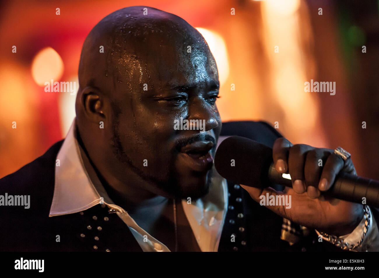 Chanteur africain donnant une âme live performance chant Banque D'Images