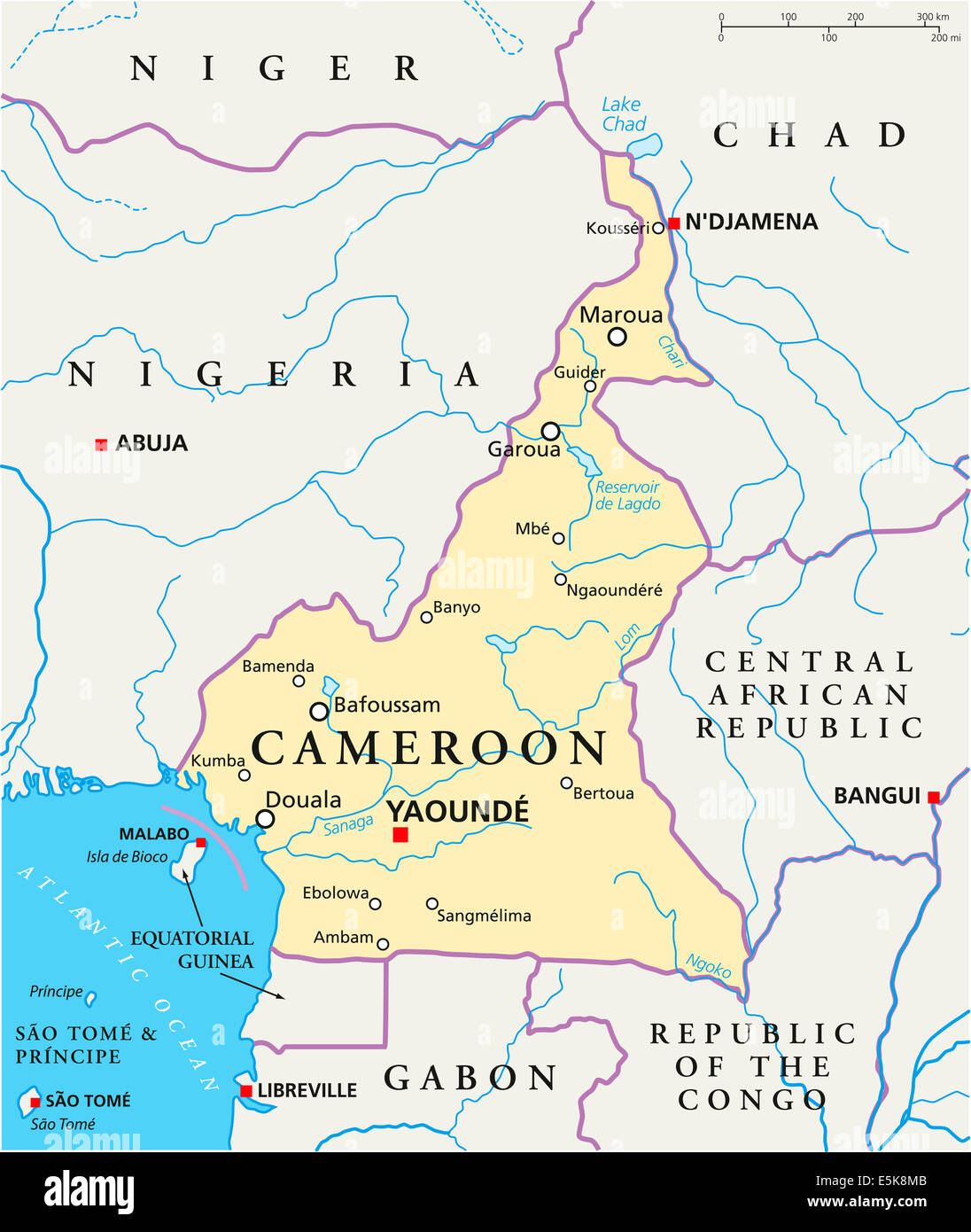Carte politique du Cameroun à Yaoundé, capitale des frontières nationales, la plupart des grandes villes, rivières et lacs avec étiquetage en anglais Banque D'Images