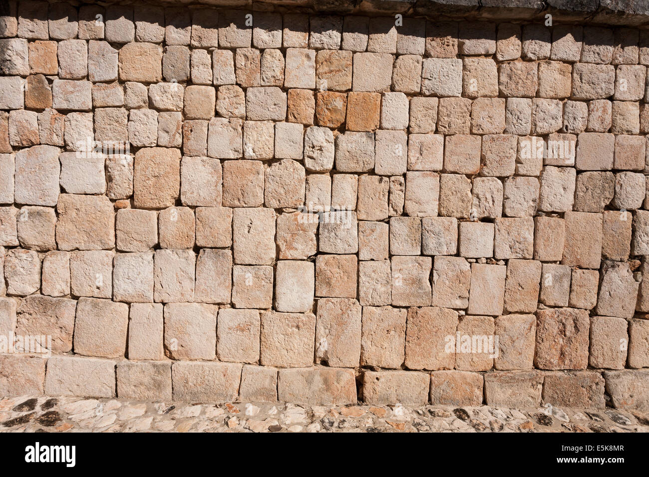 Mur de pierres sèches à Uxmal. Blocs de pierres soigneusement taillées dans un mur de roulement de poids. Uxmal, Yucatan, Mexique Banque D'Images