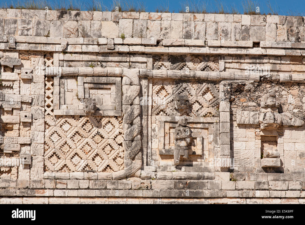Serpent entrelacés : Détails de la façade de la Nonnerie Quatra. Un long serpent largement dans les mur sculpté détaillées. Banque D'Images