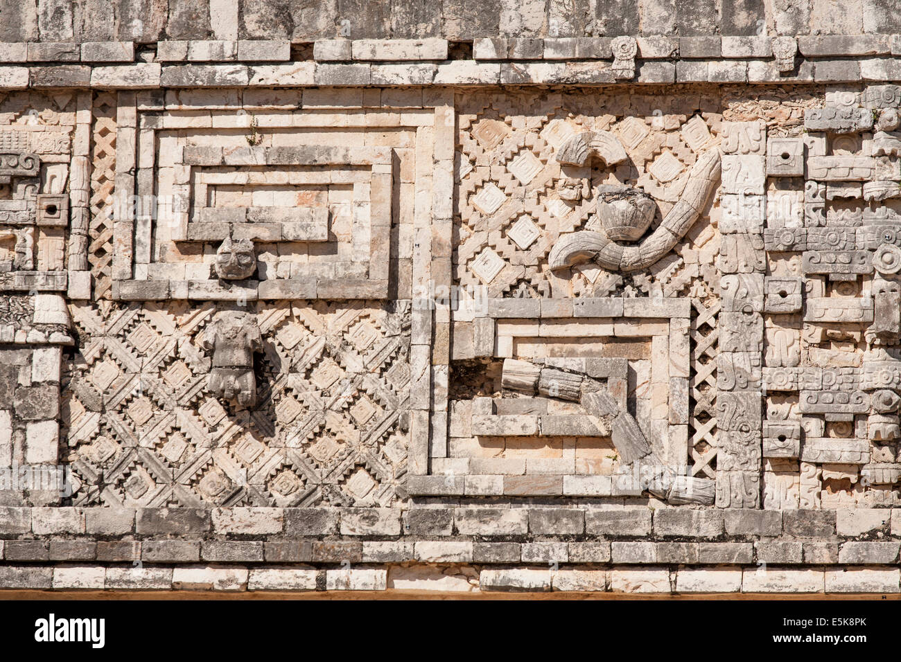 Détails de la façade de la Nonnerie Quatrangle. Un long serpent largement dans les détails mais mur sculpté incomplète. Cuadra Banque D'Images