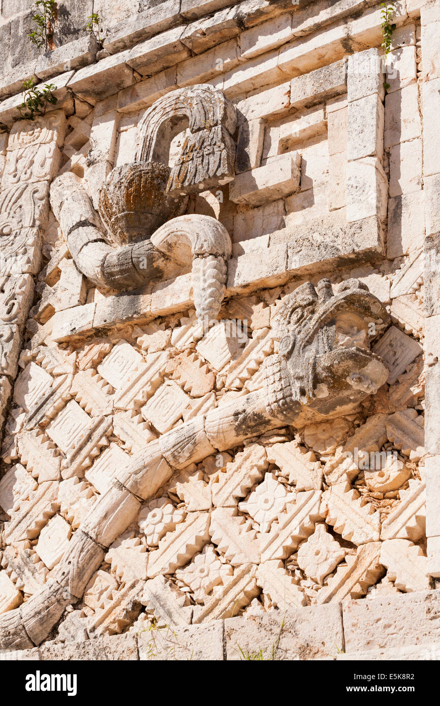 La tête et la queue du serpent : Détails de la façade de la Nonnerie quat. Un long serpent largement dans les mur sculpté détaillées. Les deux t Banque D'Images