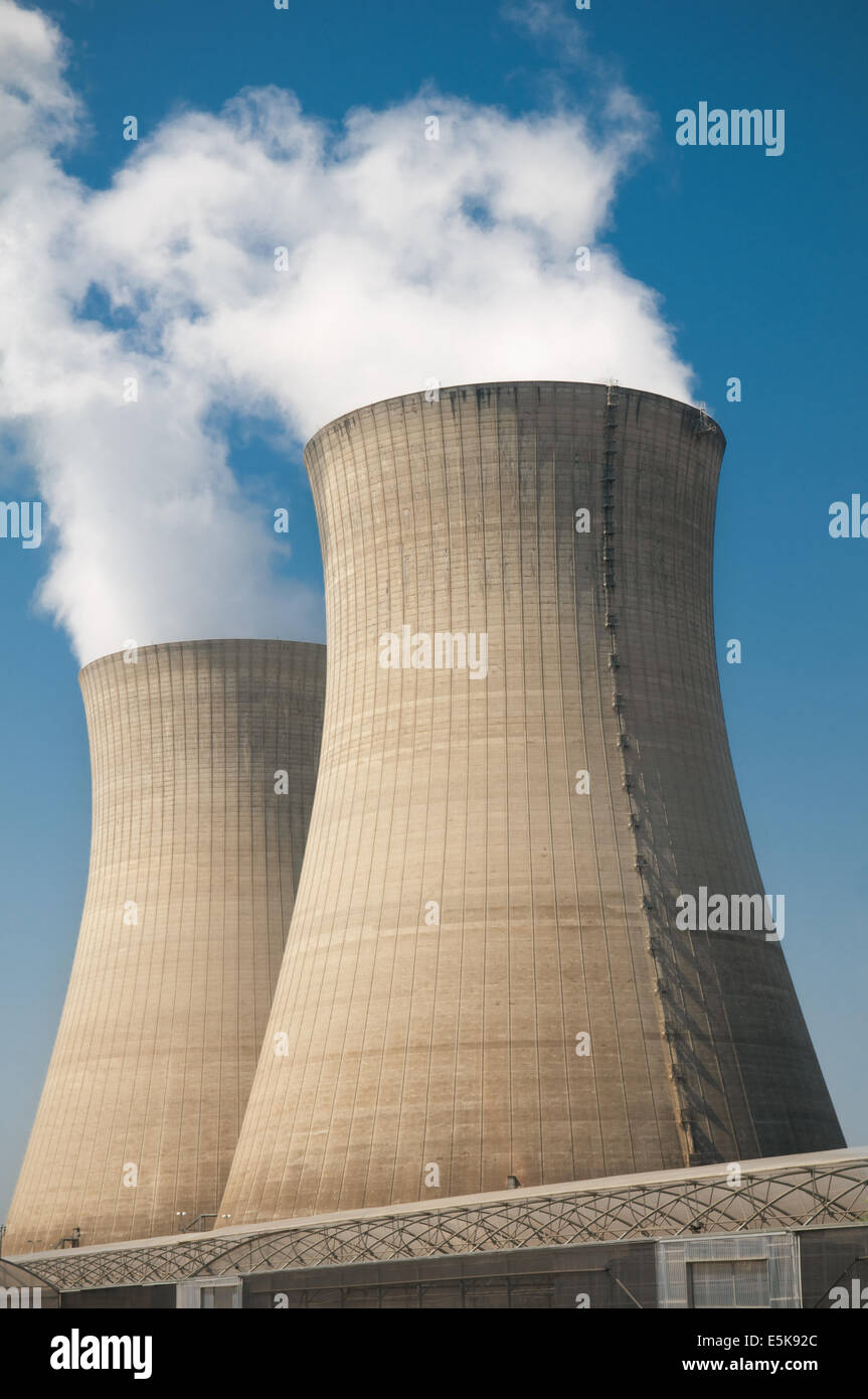 Tours de refroidissement des centrales nucléaires Banque D'Images