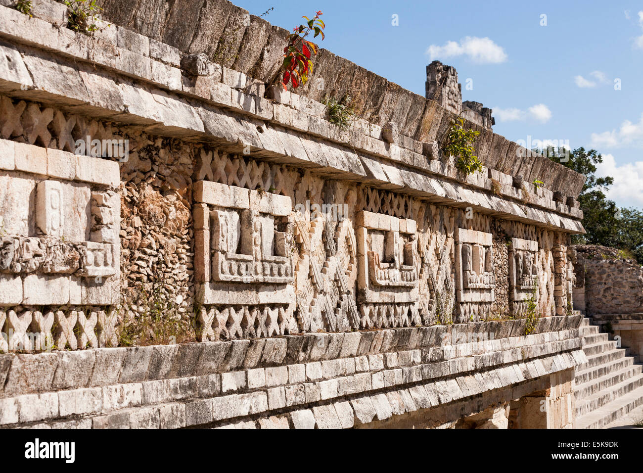 Symboles : bateau à partir de détails une façade de la Nonnerie Quatrangle. Un long serpent largement dans les mur sculpté détaillées. Banque D'Images