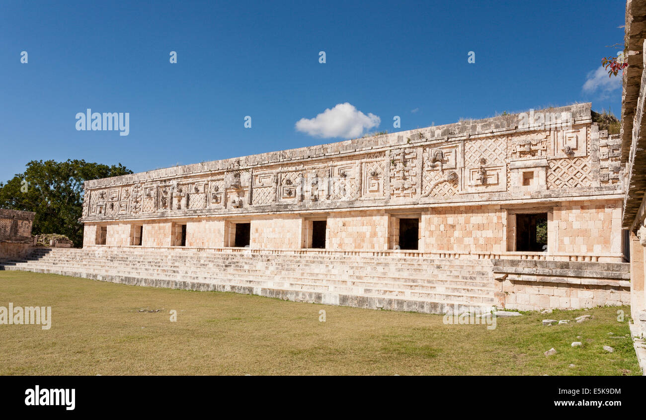 Façade des nonnes. Serpents, guerriers et plus décorer ce chef-d'maya. Banque D'Images