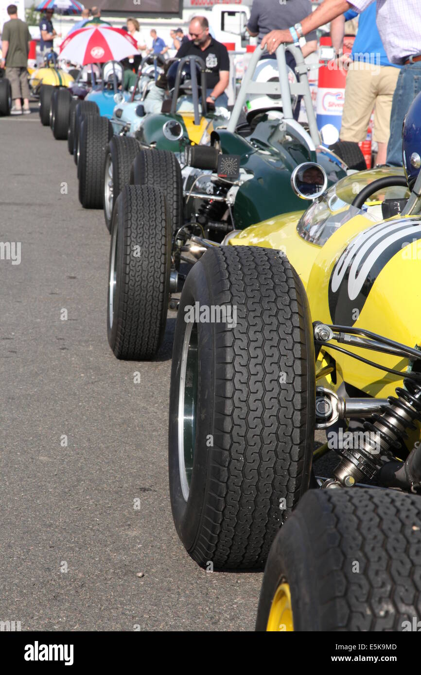 L'action au Silverstone Classic 2014. La plus grande voiture de sport classique et de course. Banque D'Images