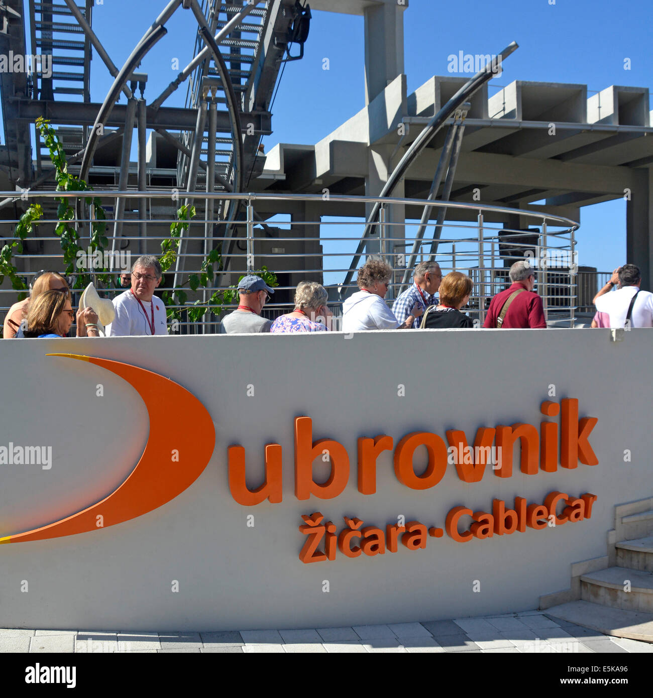 Les touristes attendent pour entrer le trajet en téléphérique qui fournit des vues sur la ville fortifiée de Dubrovnik Croatie Dalmatie Banque D'Images