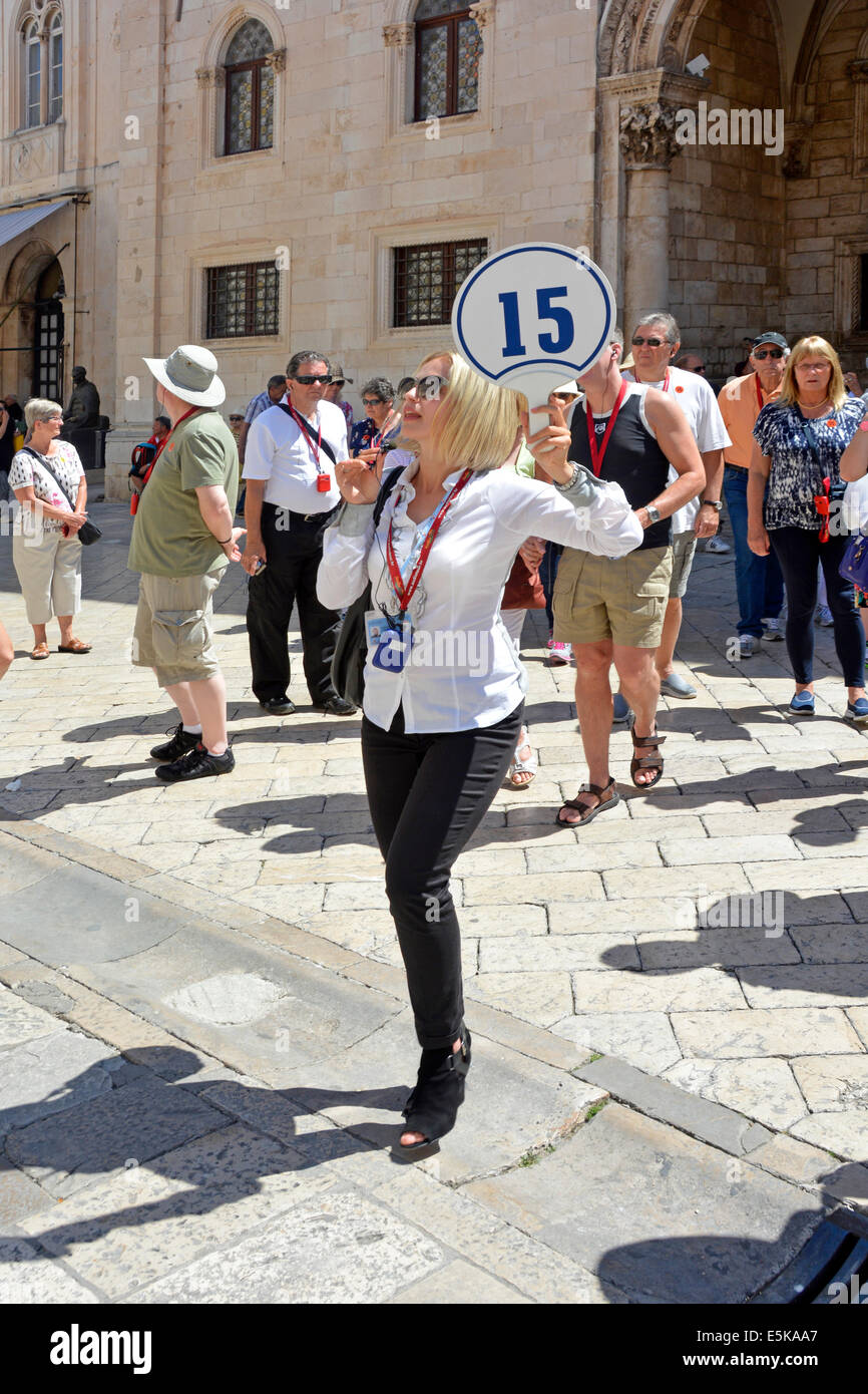 Tour guide & tour nombre de navires (nom supprimé) et à l'audio mike à parler à son groupe via leur boîte rouge au Palais des recteurs Banque D'Images