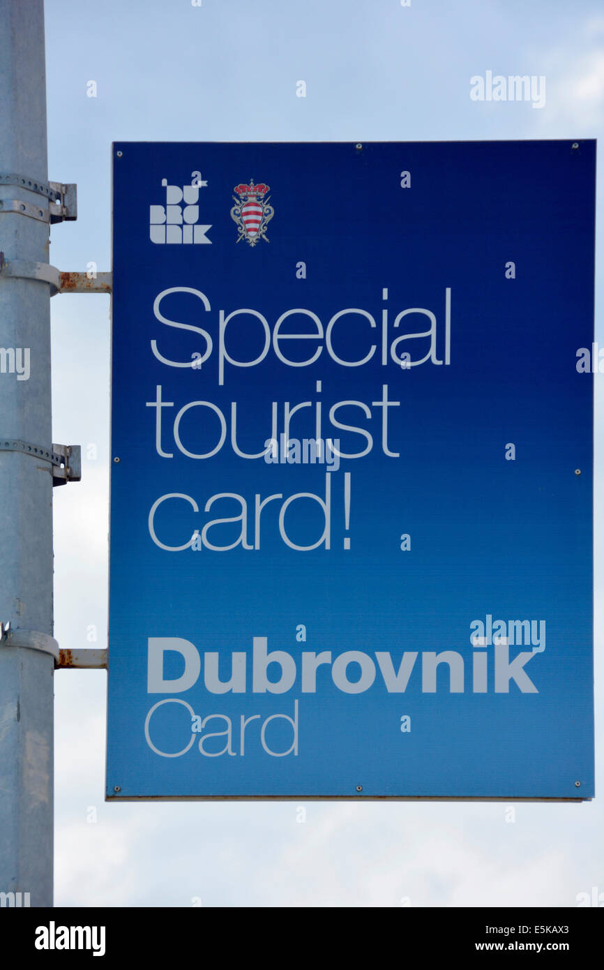 Des plaques de rue sur la publicité lampadaires carte Dubrovnik visible pour les touristes des bateaux de croisière dans le port de Gruz Dubrovnik Istrie Croatie Banque D'Images