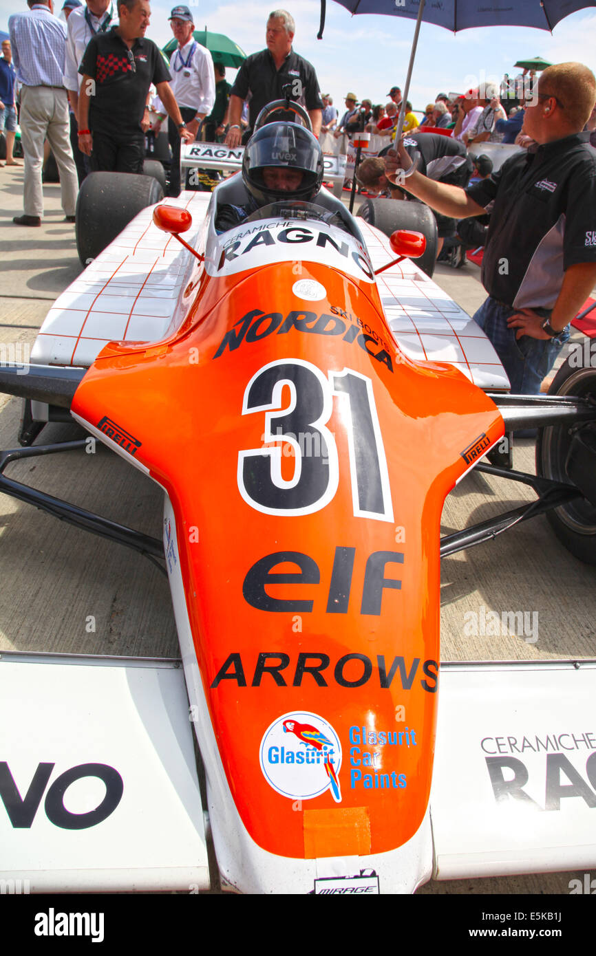 L'action au Silverstone Classic 2014. La plus grande voiture de sport classique et de course. Flèches F1 voiture Banque D'Images