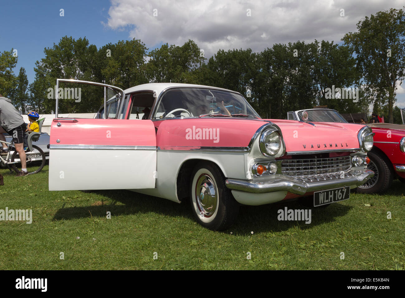 Billing Aquadrome Northampton Royaume-uni Dimanche 3 août 2014. Le Classic Car & Bike Show qui a eu lieu pour une nouvelle année à Northampton Billing Aquadrome avec des véhicules de tous les coins du Royaume-Uni participant à l'événement. Belle, élégante, et de superbes voitures et motos sur show pour le public de voir et d'apprécier dans le temps chaud et ensoleillé l'événement était organisé par Active Promotions Europe Ltd. Chrysler PT Cruiser. Voiture est une Vauxhall Cresta 1958 Credit : Keith J Smith./Alamy Live News Banque D'Images