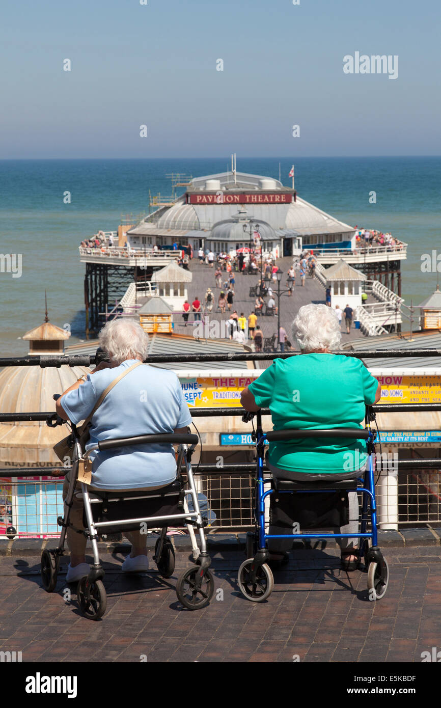 Deux dames âgées se reposer et profiter de la vue à Cromer, Norfolk, Angleterre, Royaume-Uni Banque D'Images