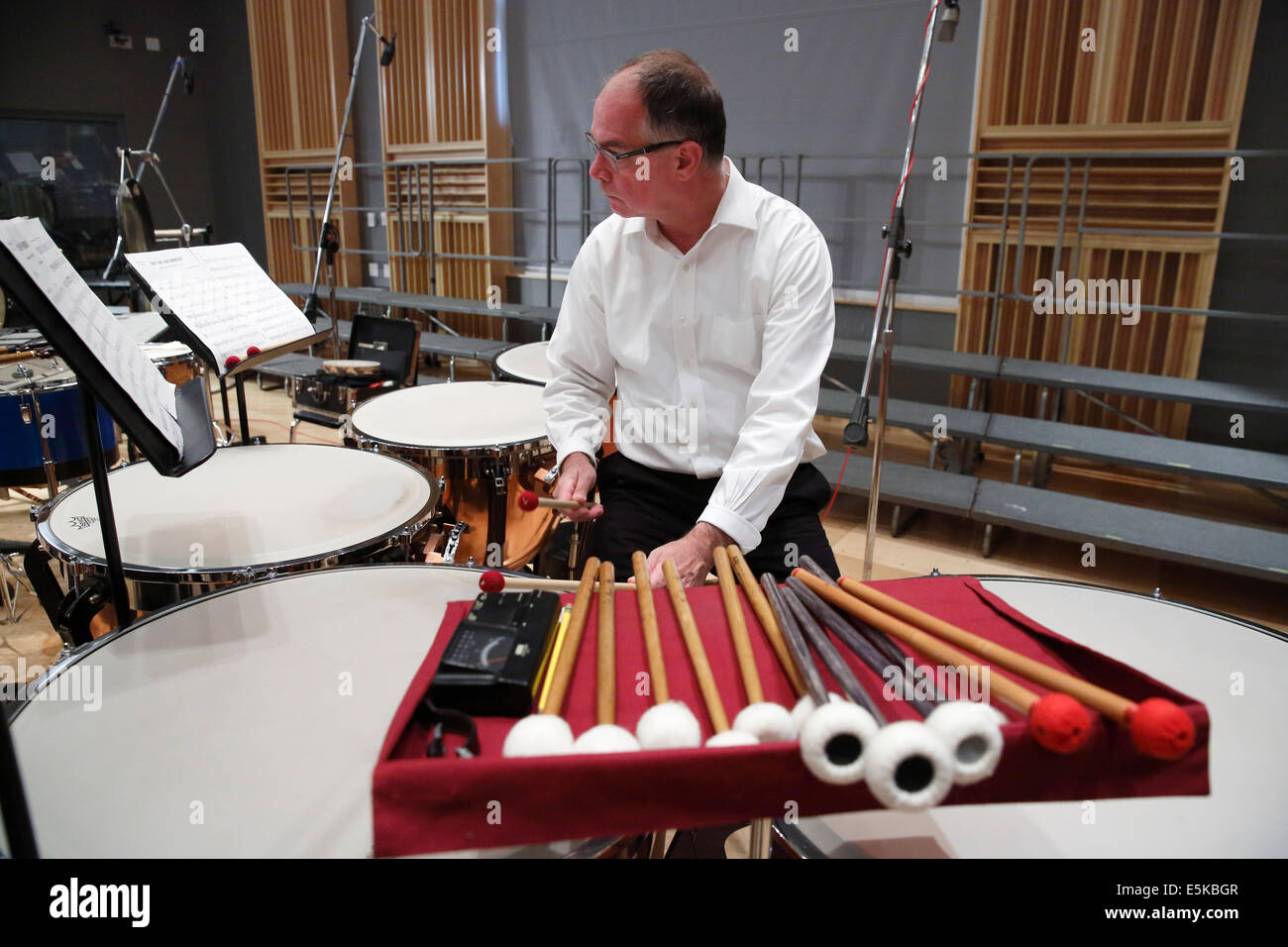 Boston Landmarks Orchestra tympanist tuning dans un studio de son Banque D'Images