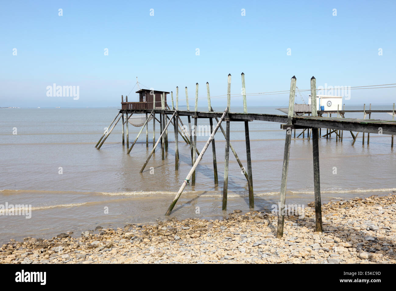 Pier et cabanes pour la pêche dans l'océan Atlantique près de La Rochelle en France Banque D'Images