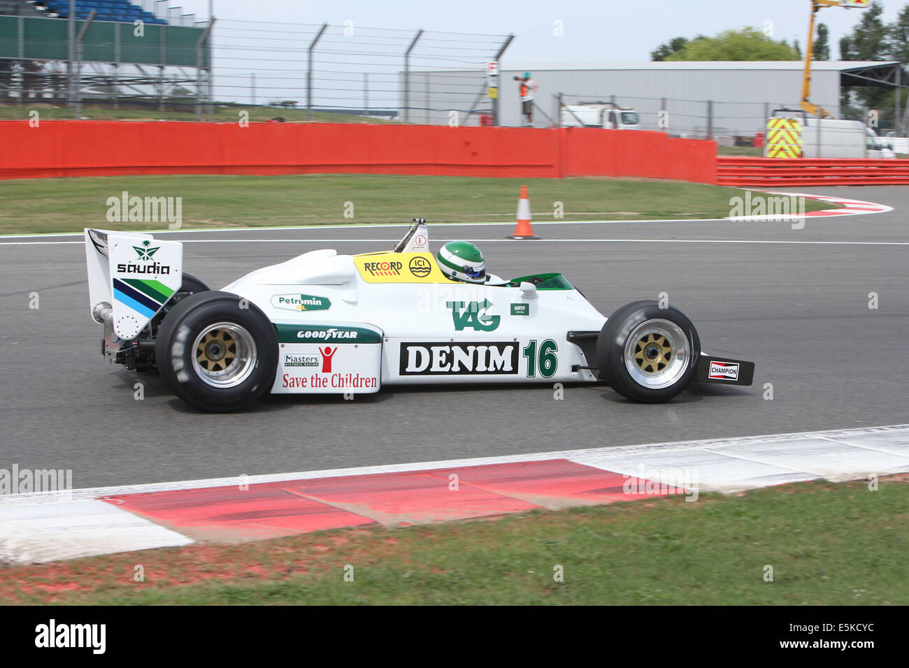L'action au Silverstone Classic 2014. La plus grande voiture de sport classique et de course. Banque D'Images