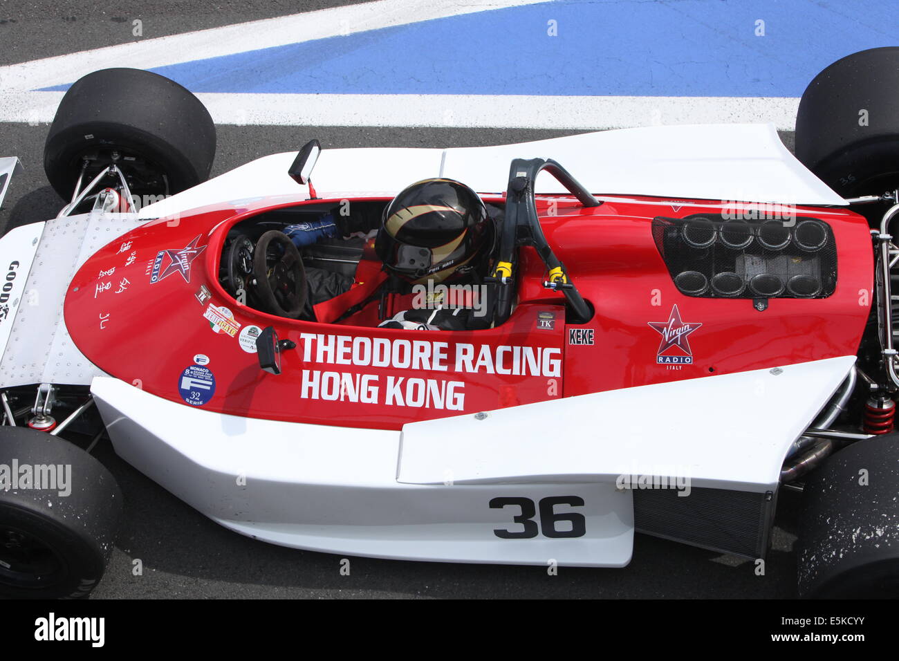 L'action au Silverstone Classic 2014. La plus grande voiture de sport classique et de course. Banque D'Images