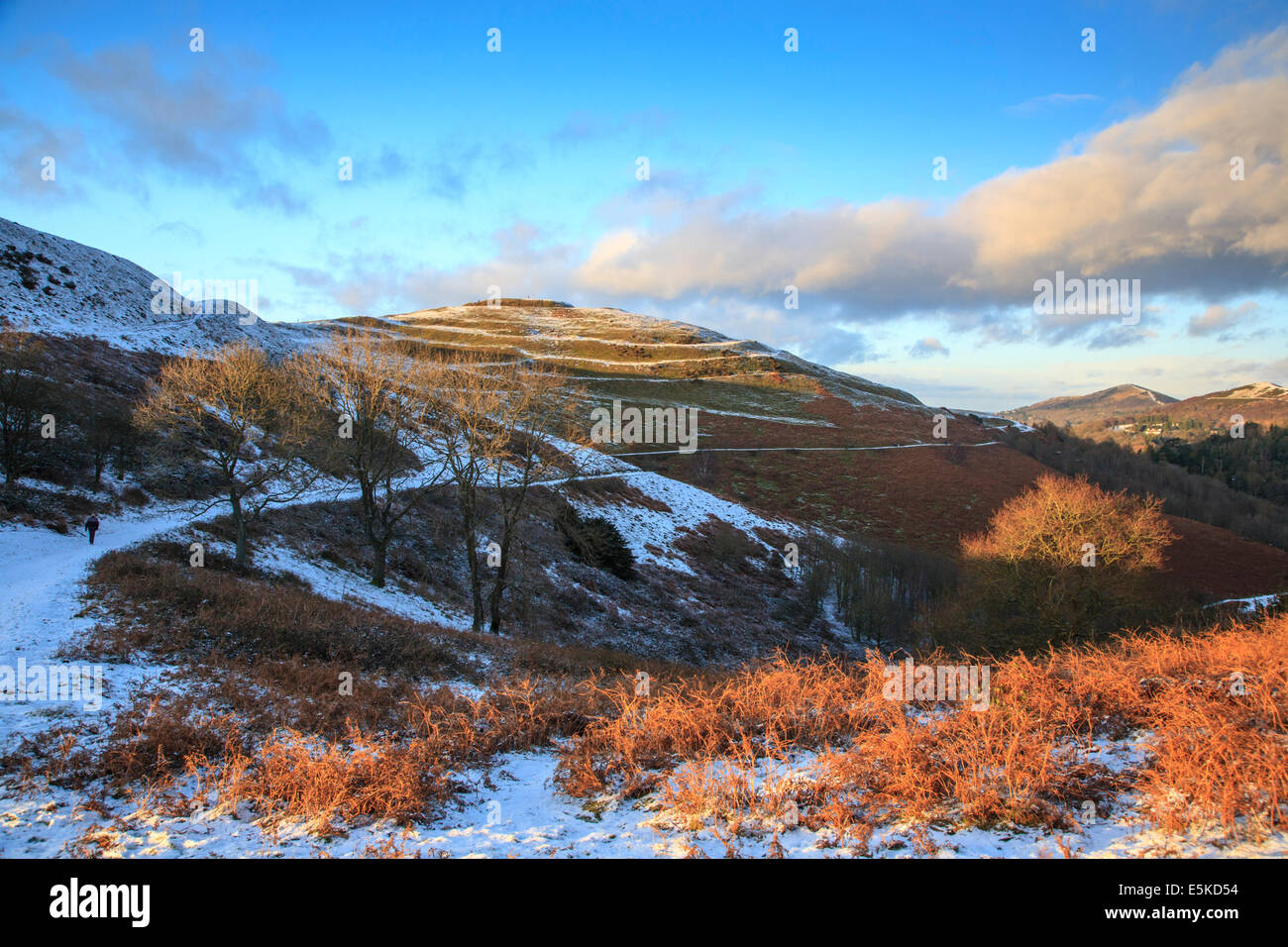 La neige a rempli les fossés défensifs du fort de l'âge de fer de British Camp dans les collines de Malvern, Worcestershire, Angleterre Banque D'Images