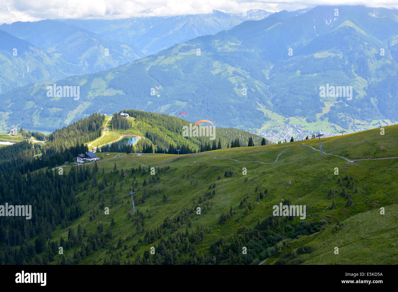 Le parapente dans les Alpes autrichiennes, montagnes Banque D'Images