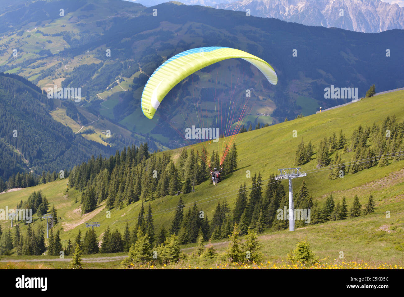 Le parapente dans les Alpes autrichiennes, montagnes Banque D'Images