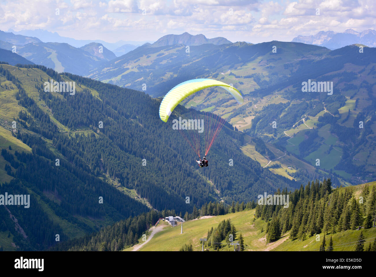 Le parapente dans les Alpes autrichiennes, montagnes Banque D'Images
