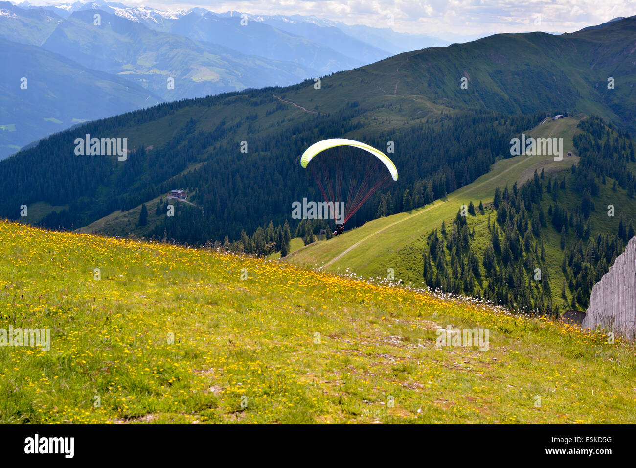 Le parapente dans les Alpes autrichiennes, montagnes Banque D'Images