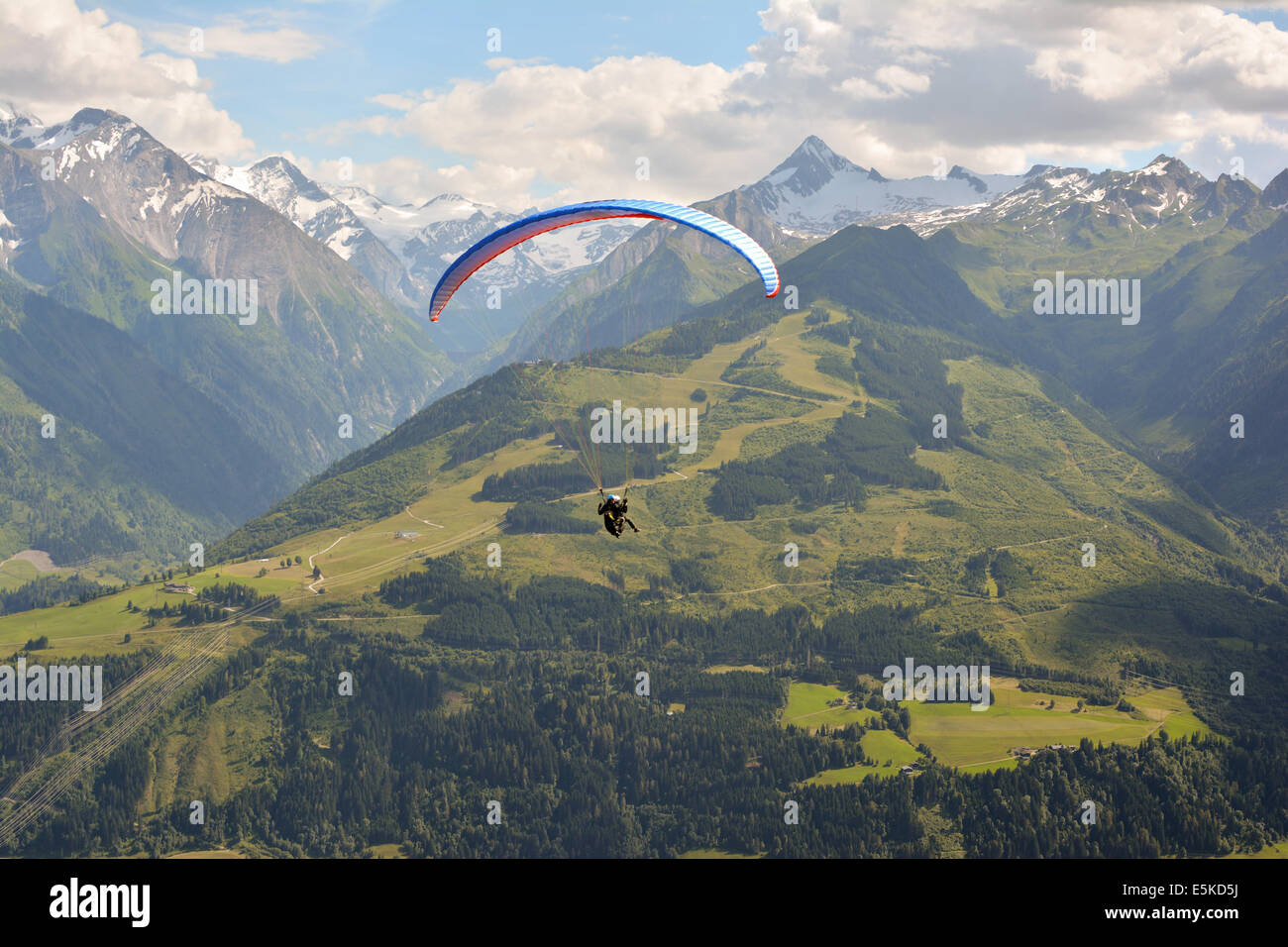 Le parapente dans les Alpes autrichiennes, montagnes Banque D'Images