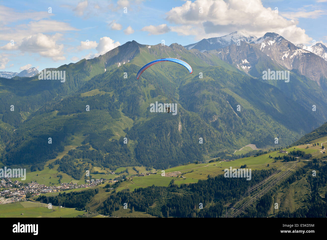 Le parapente dans les Alpes autrichiennes, montagnes Banque D'Images