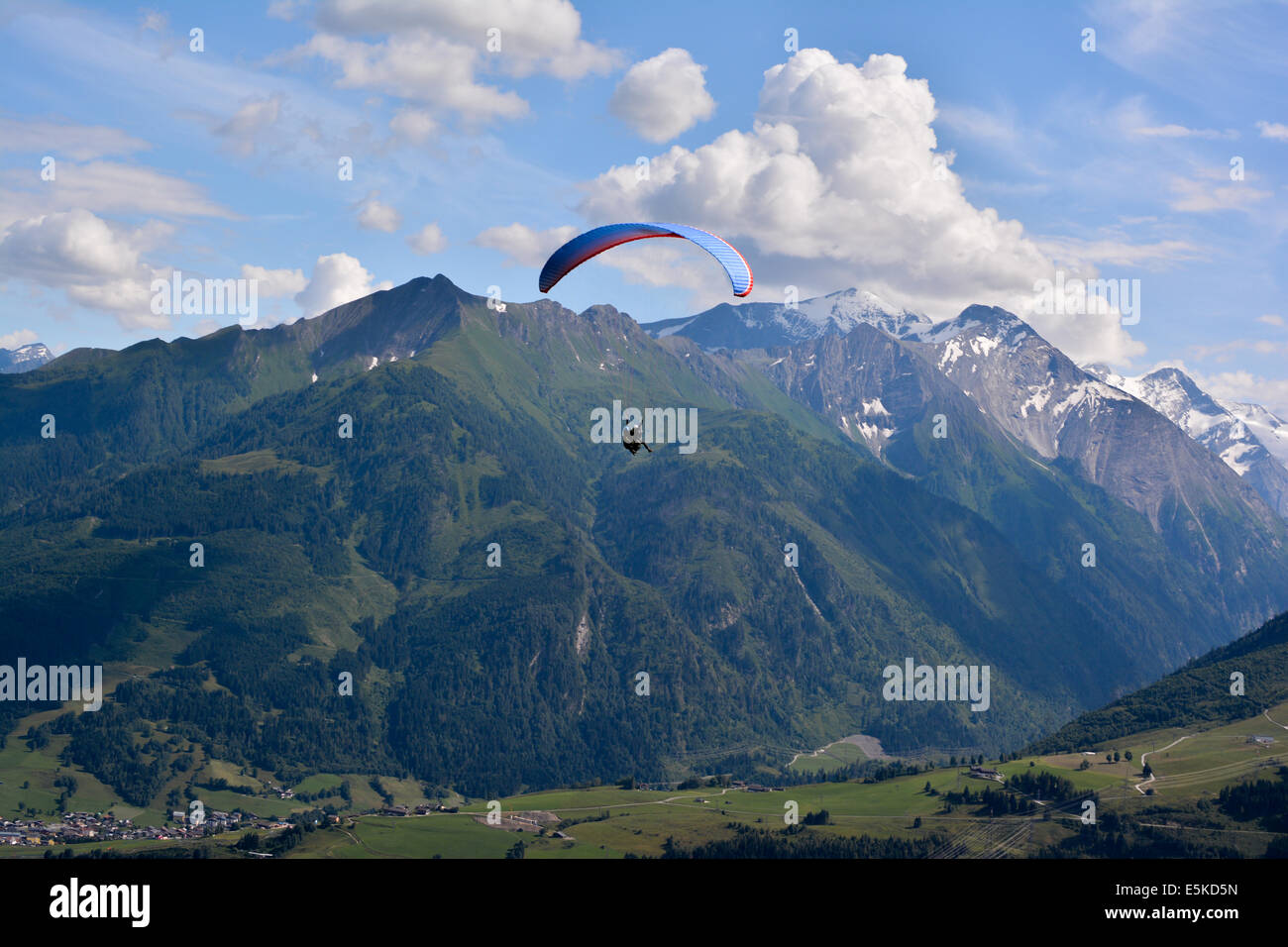 Le parapente dans les Alpes autrichiennes, montagnes Banque D'Images