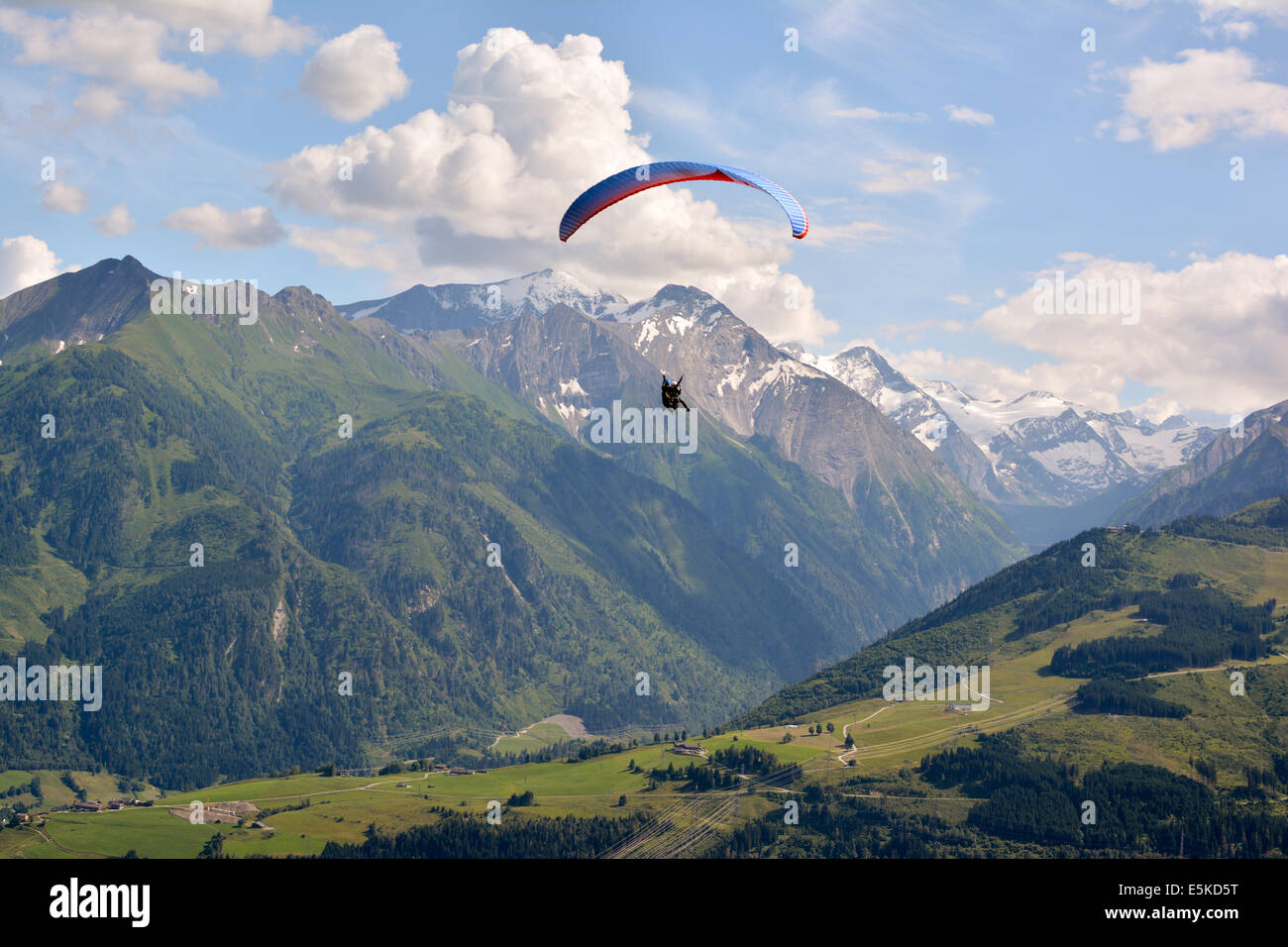 Le parapente dans les Alpes autrichiennes, montagnes Banque D'Images