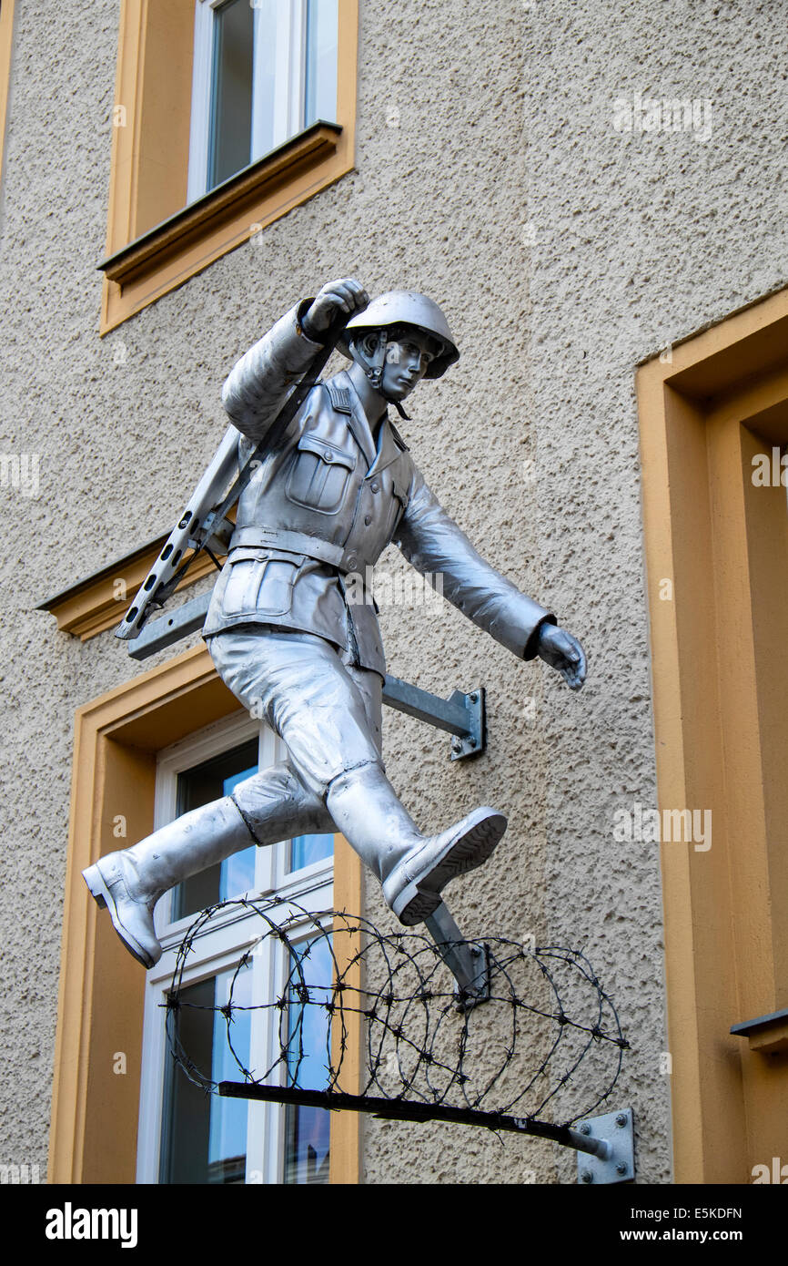 Statue de garde-frontière de l'Allemagne de s'échapper à la liberté à travers mur de Berlin à Bernauer Strasse à Berlin Allemagne Banque D'Images