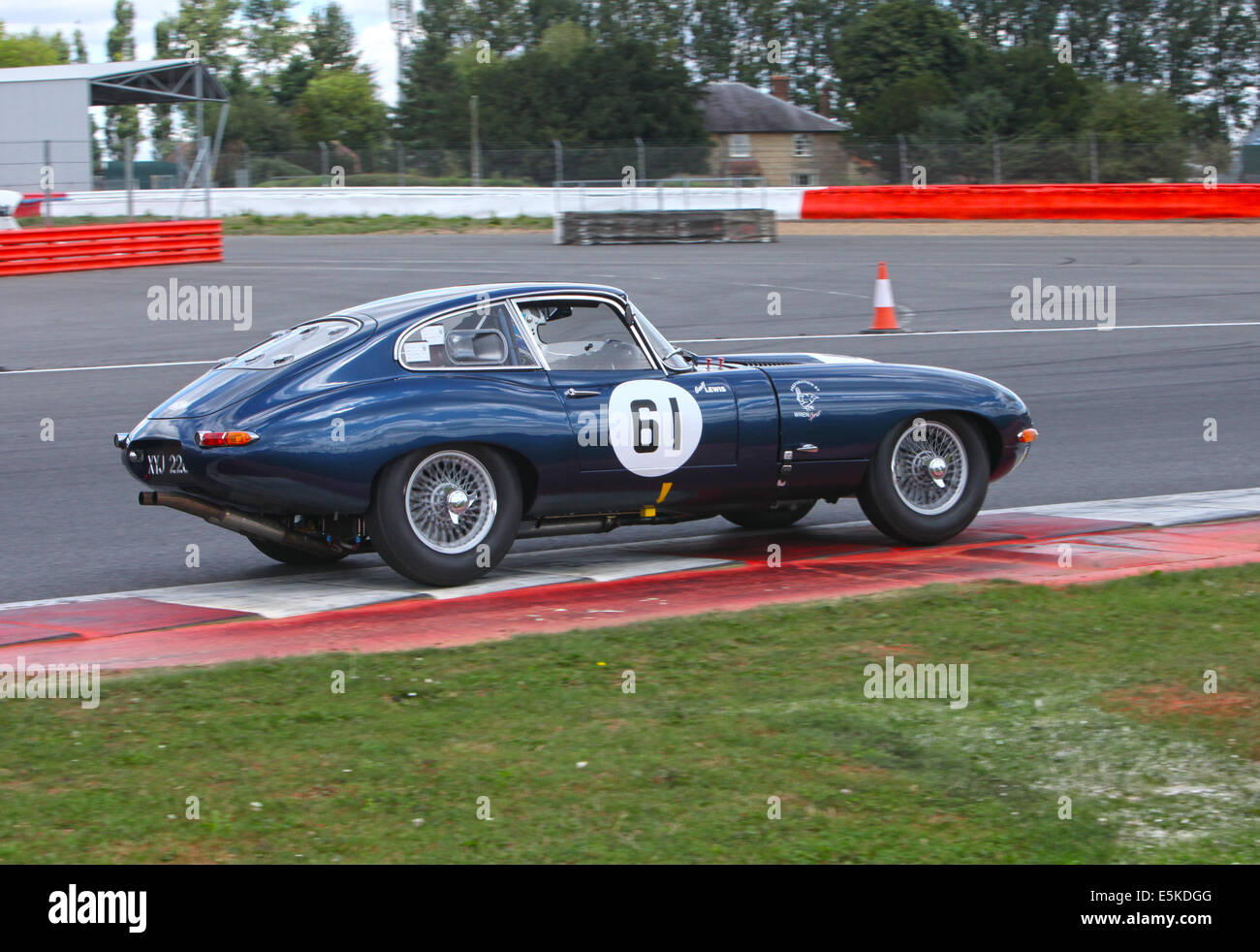 L'action au Silverstone Classic 2014. La plus grande voiture de sport classique et de course. Banque D'Images