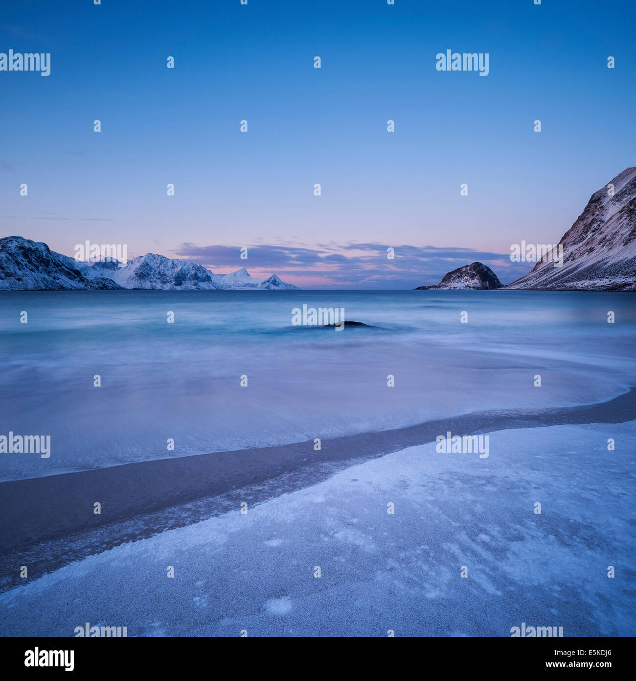 À l'aube d'hiver Haukland Vestvågøy, plage, îles Lofoten, Norvège Banque D'Images